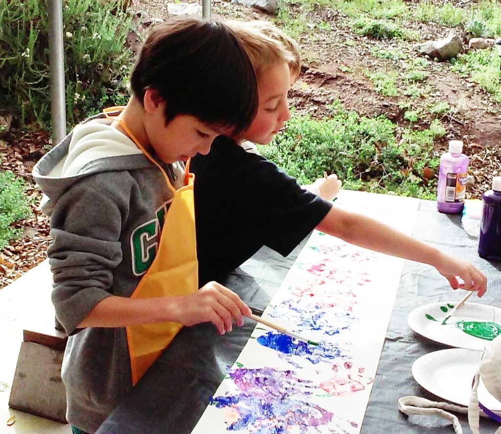 children painting